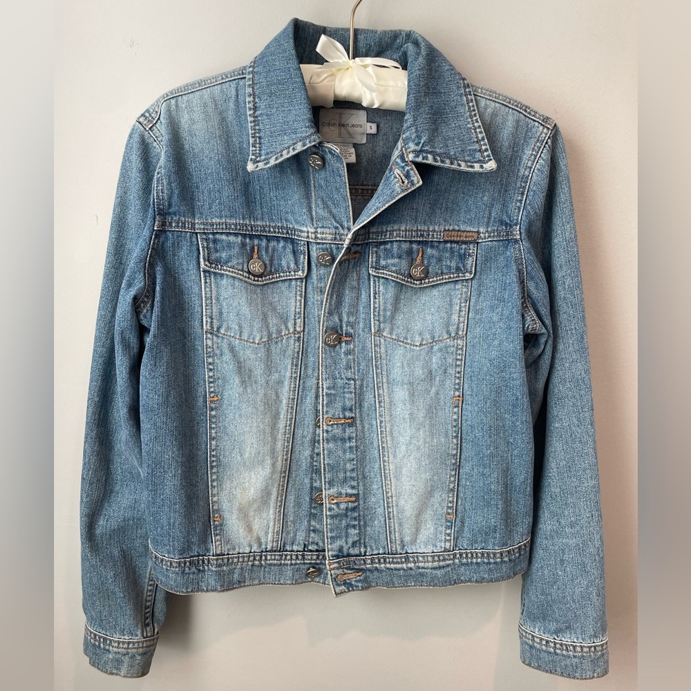 CALVIN KLEIN faded denim trucker jacket. Size S. EUC